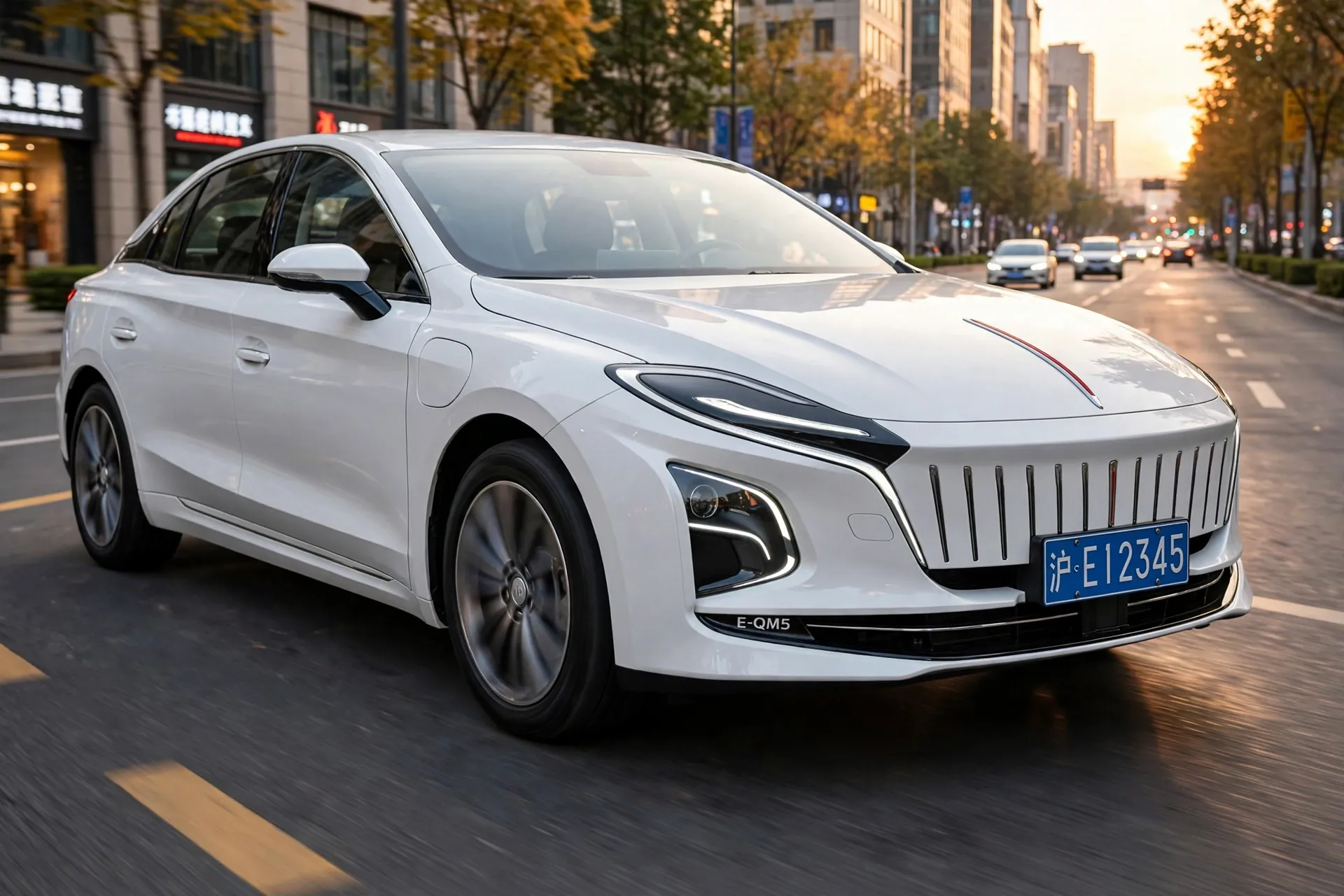 Hongqi E-QM5 eléctrico en ciudad