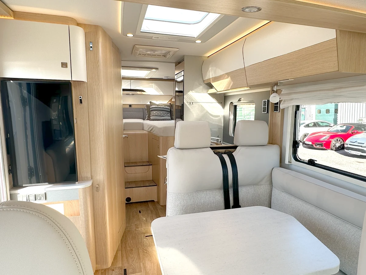 Interior de la Hymer B-MC I 600, salón en L
