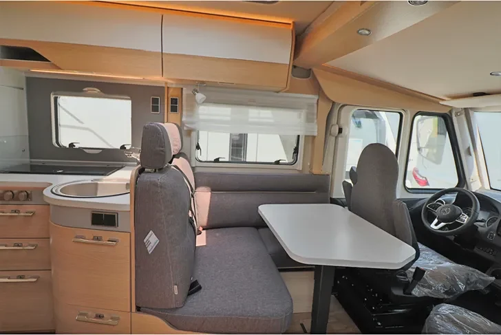Interior del Hymer B-MC I 600, segunda vista