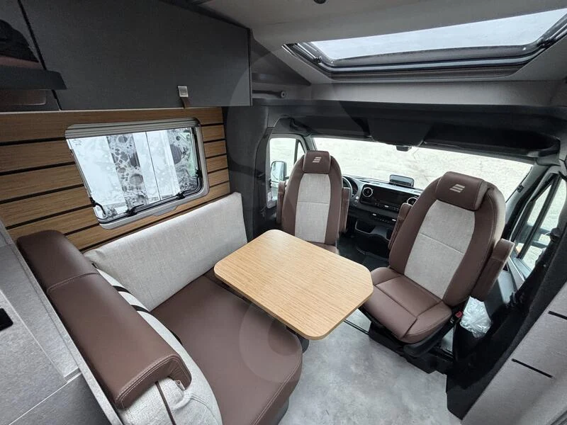 Interior del Hymer ML-T 580 4x4, salón y dormitorio con camas gemelas