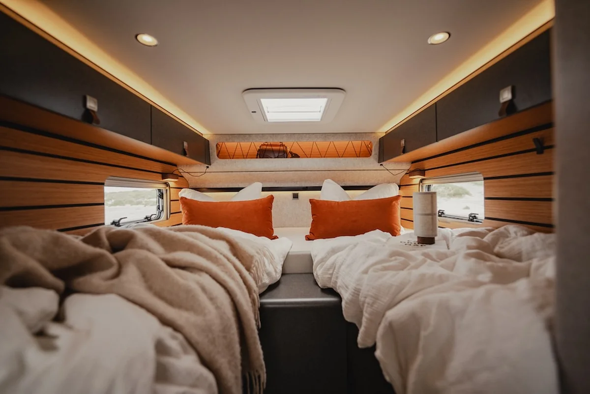 Dormitorio con camas gemelas del Hymer ML-T 580 4x4 CrossTrail (foto oficial de prensa Hymer)