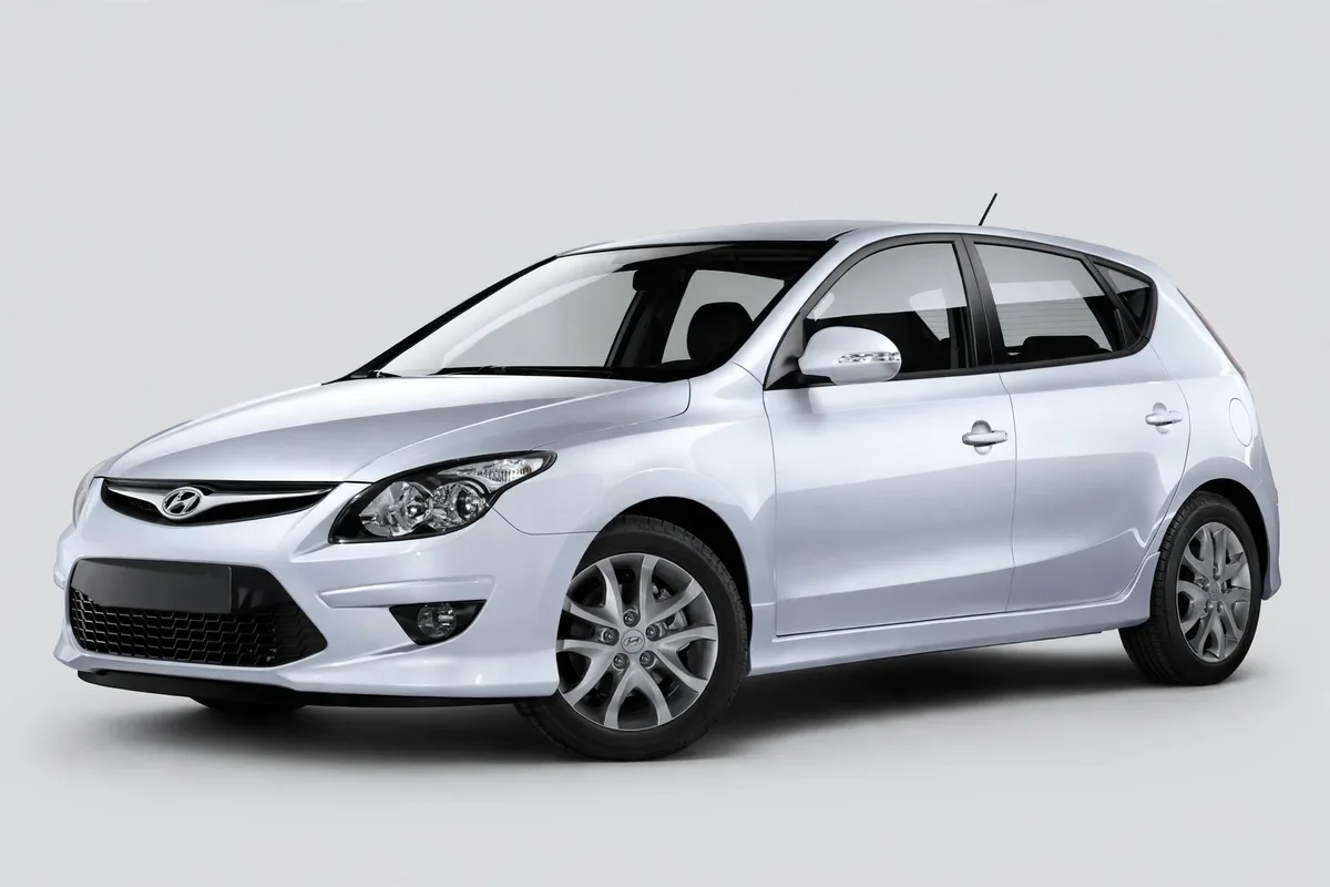 Hyundai i30 en blanco, vista lateral en estudio