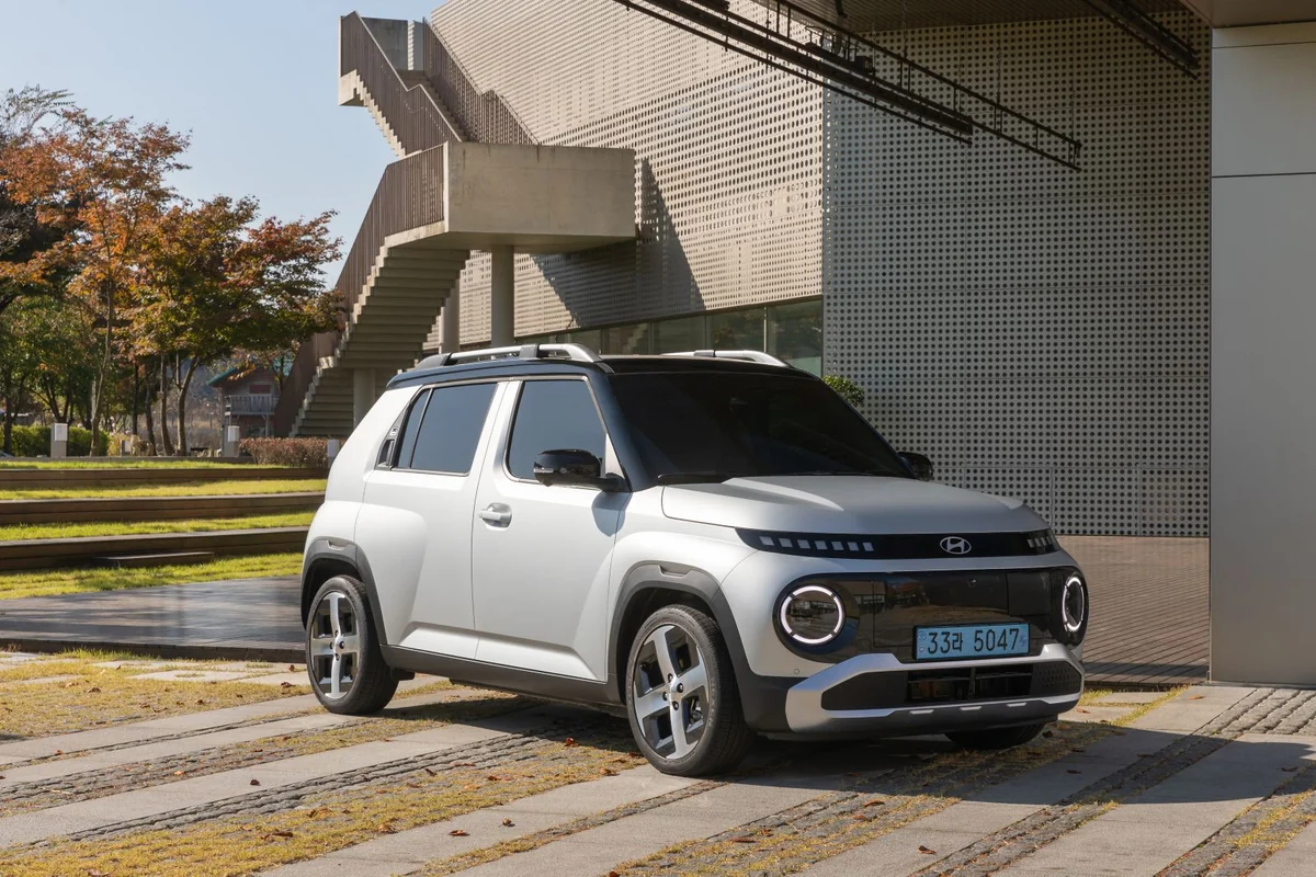 Hyundai Inster blanco tres cuartos frontal
