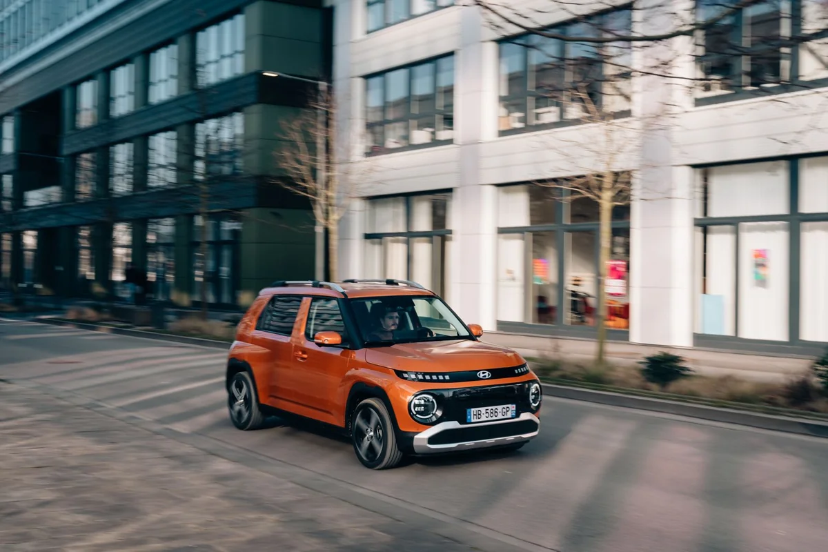 Hyundai Inster naranja en ciudad