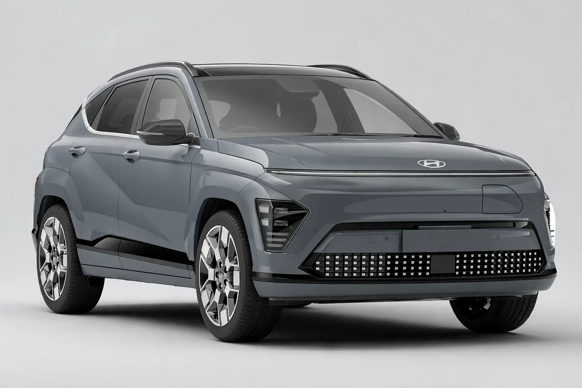 Hyundai Kona Eléctrico en gris, vista tres cuartos delantera en estudio