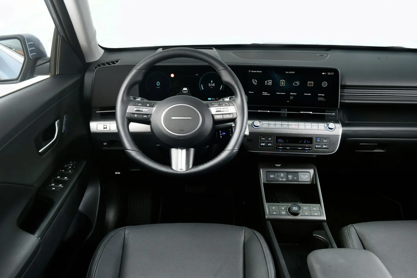 Interior del Hyundai Kona Eléctrico 2026 con doble pantalla de 12,3 pulgadas