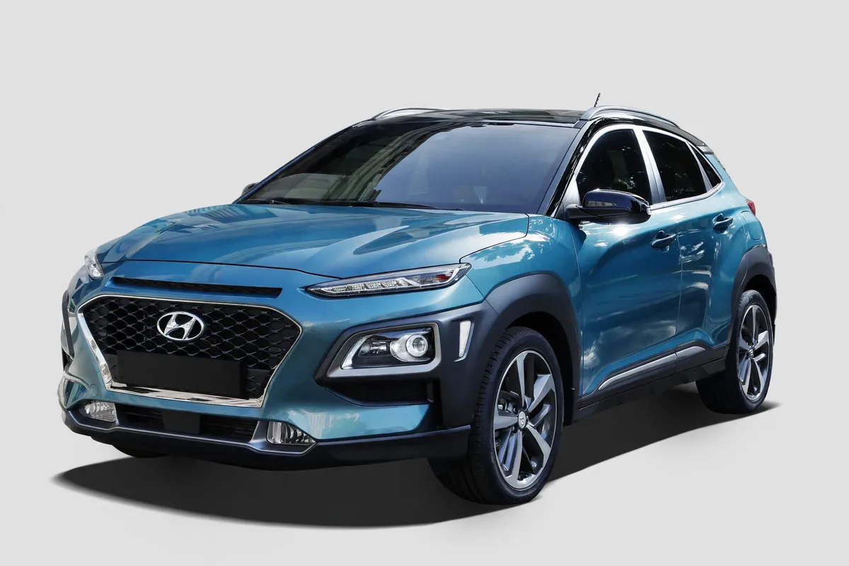 Hyundai Kona en azul denim, vista tres cuartos delantera en estudio