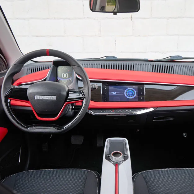 Interior del Invicta Pocco con salpicadero bicolor y pantalla táctil