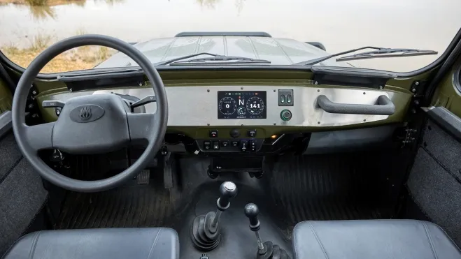 Interior espartano del Invicta Spartan EV con instrumentación digital