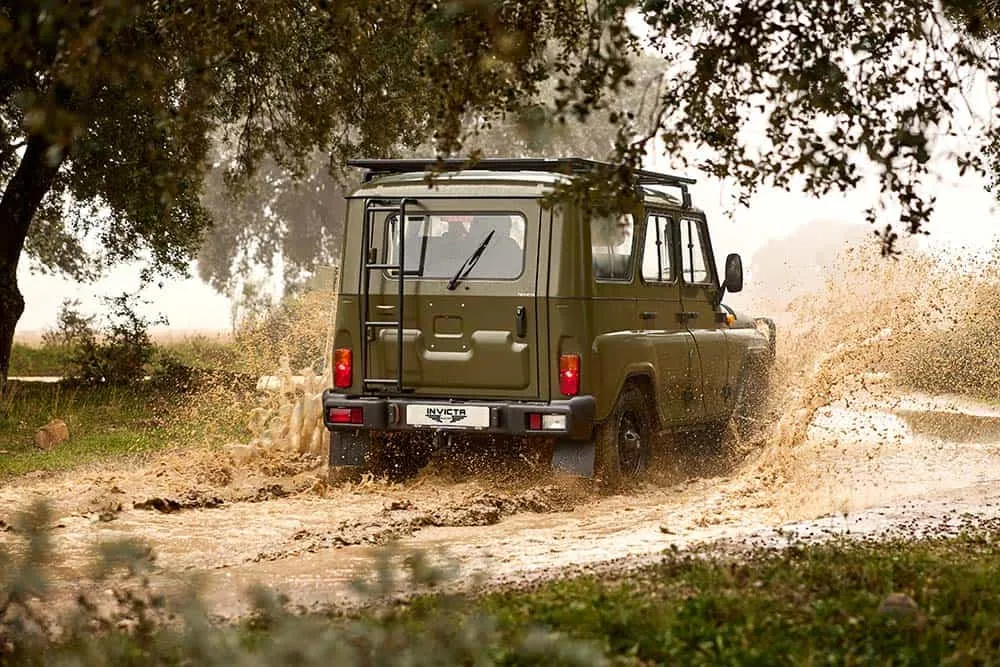 Invicta Spartan EV 4x4 eléctrico vadeando un río, vista trasera