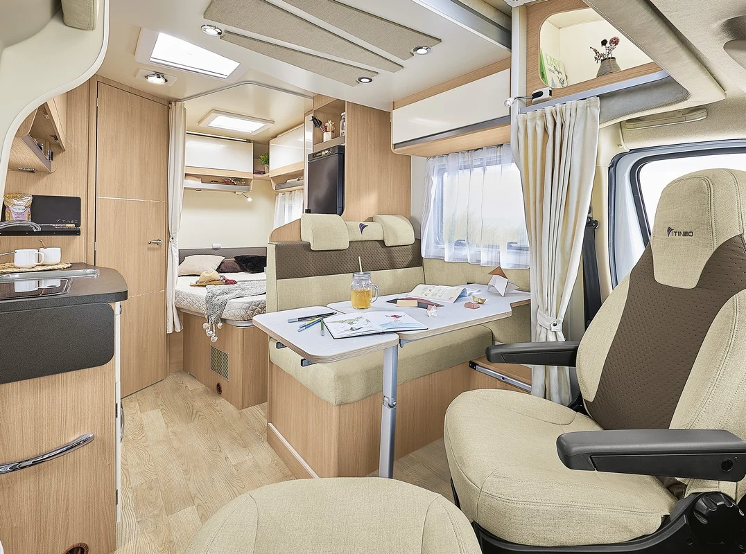 Interior del Itineo PF600, salón delantero y cocina