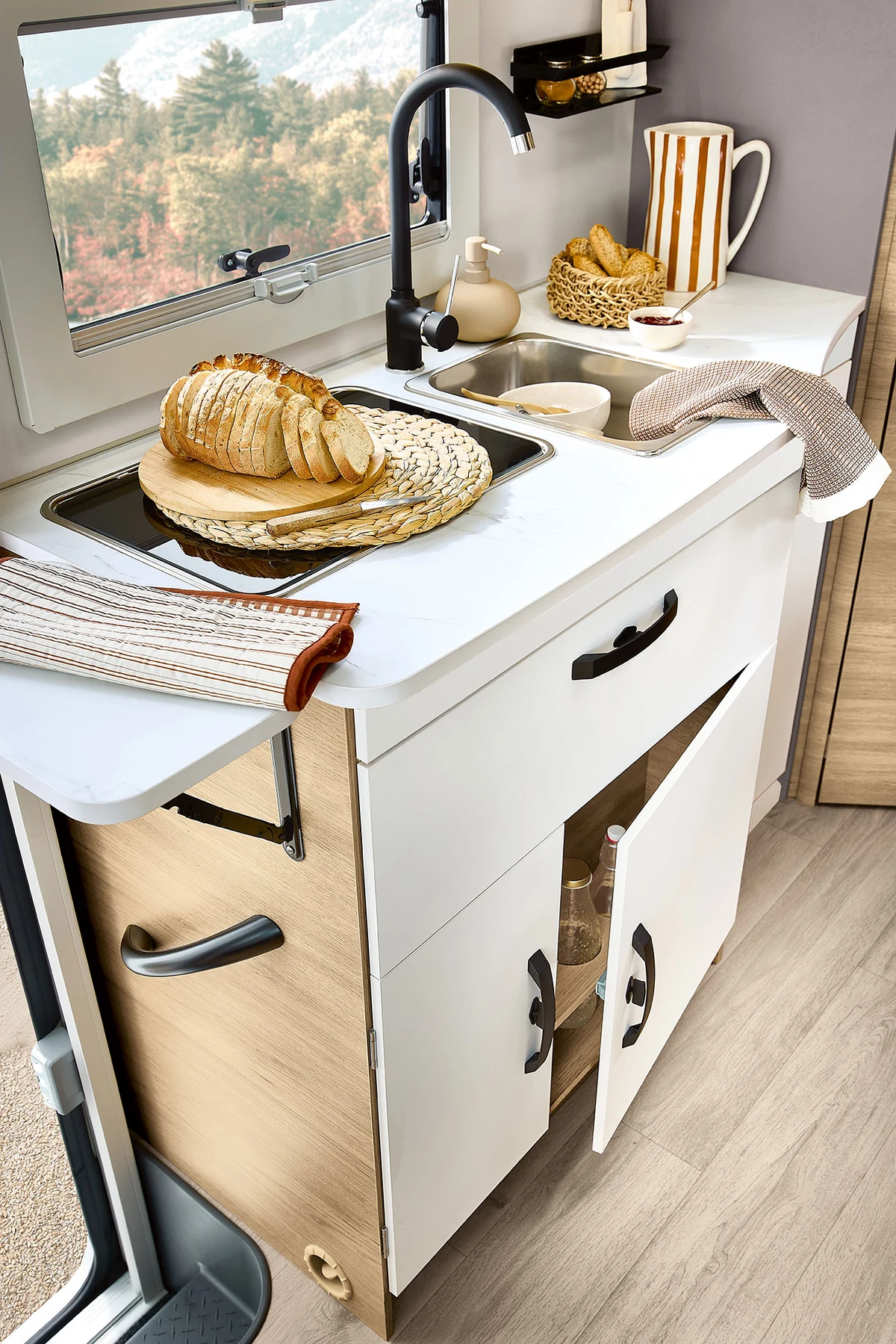 Cocina del Itineo PF600 con dos fuegos y fregadero de acero (foto oficial de la marca)