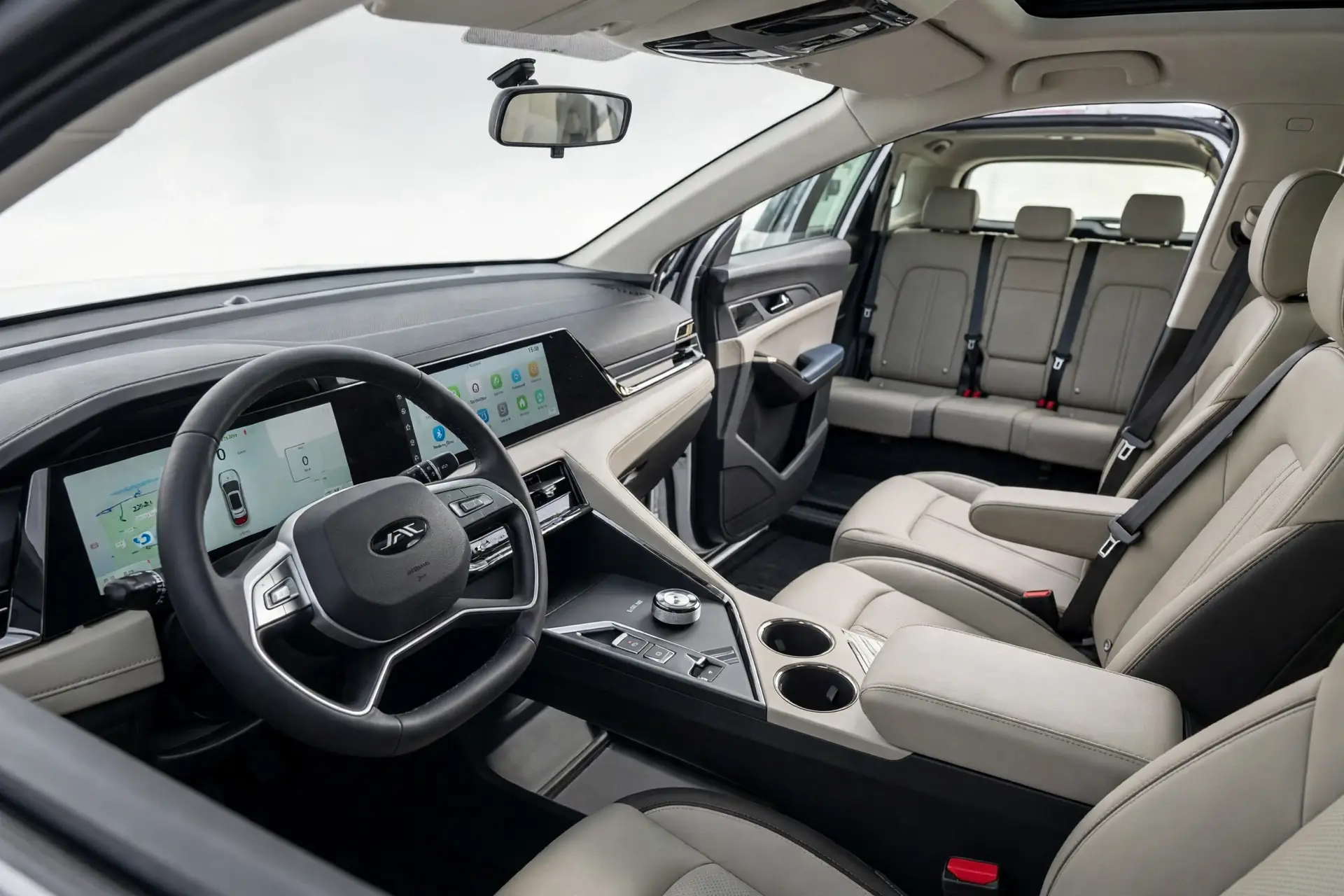 Interior oficial del JAC X8