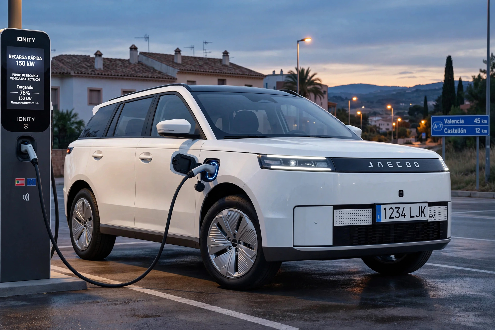 Jaecoo 5 EV blanco cargando en un punto de recarga rápida en España al atardecer
