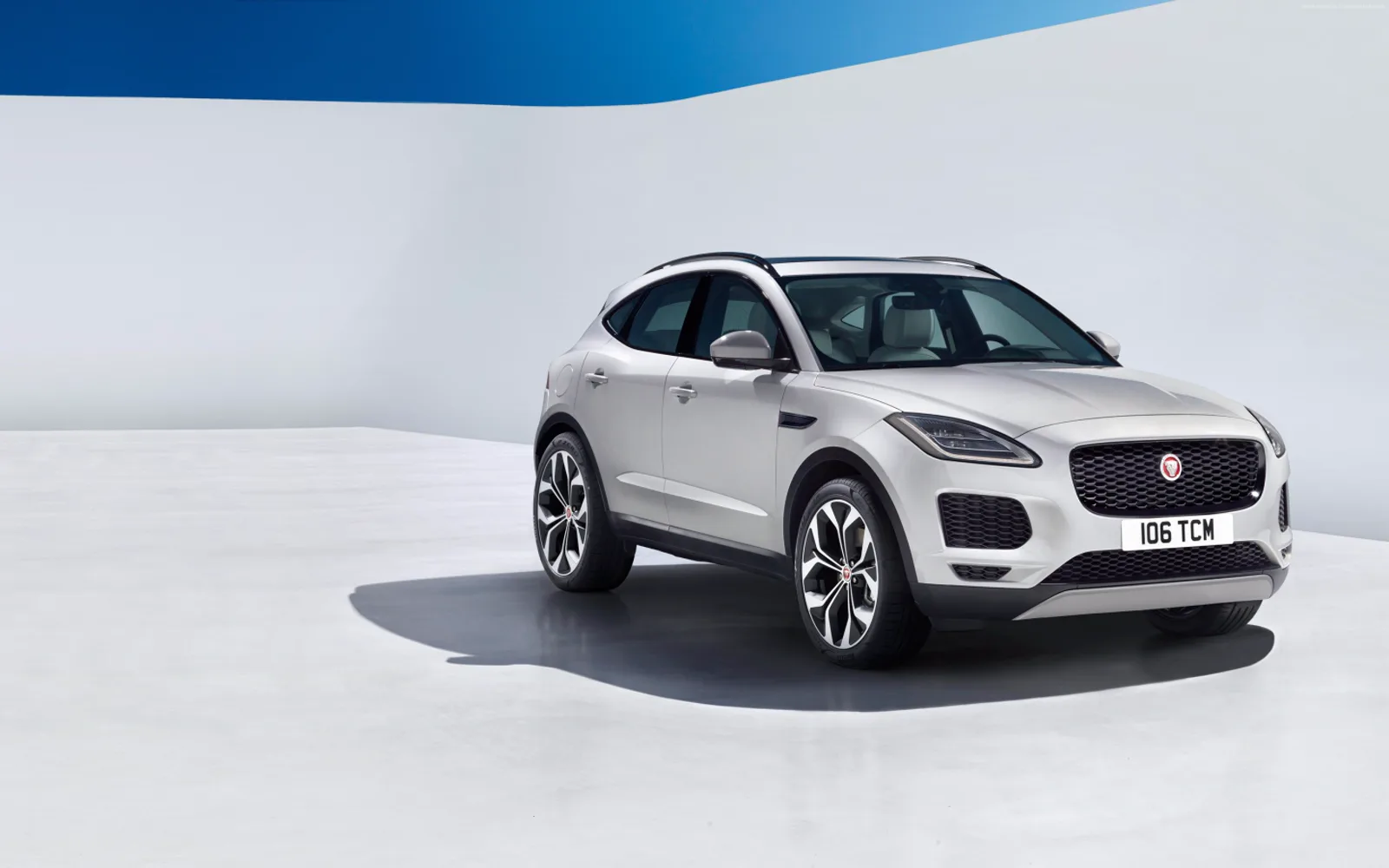 Interior del Jaguar E-Pace con pantalla táctil central
