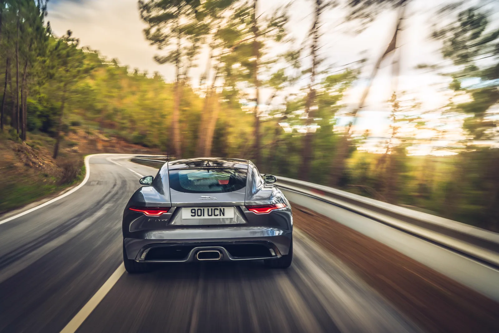 Jaguar F-Type Coupé, vista lateral del deportivo de 4,47 metros