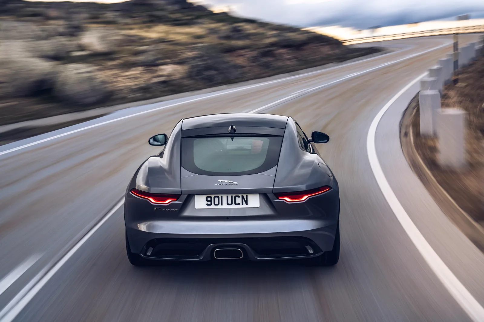 Interior del Jaguar F-Type con consola orientada al conductor