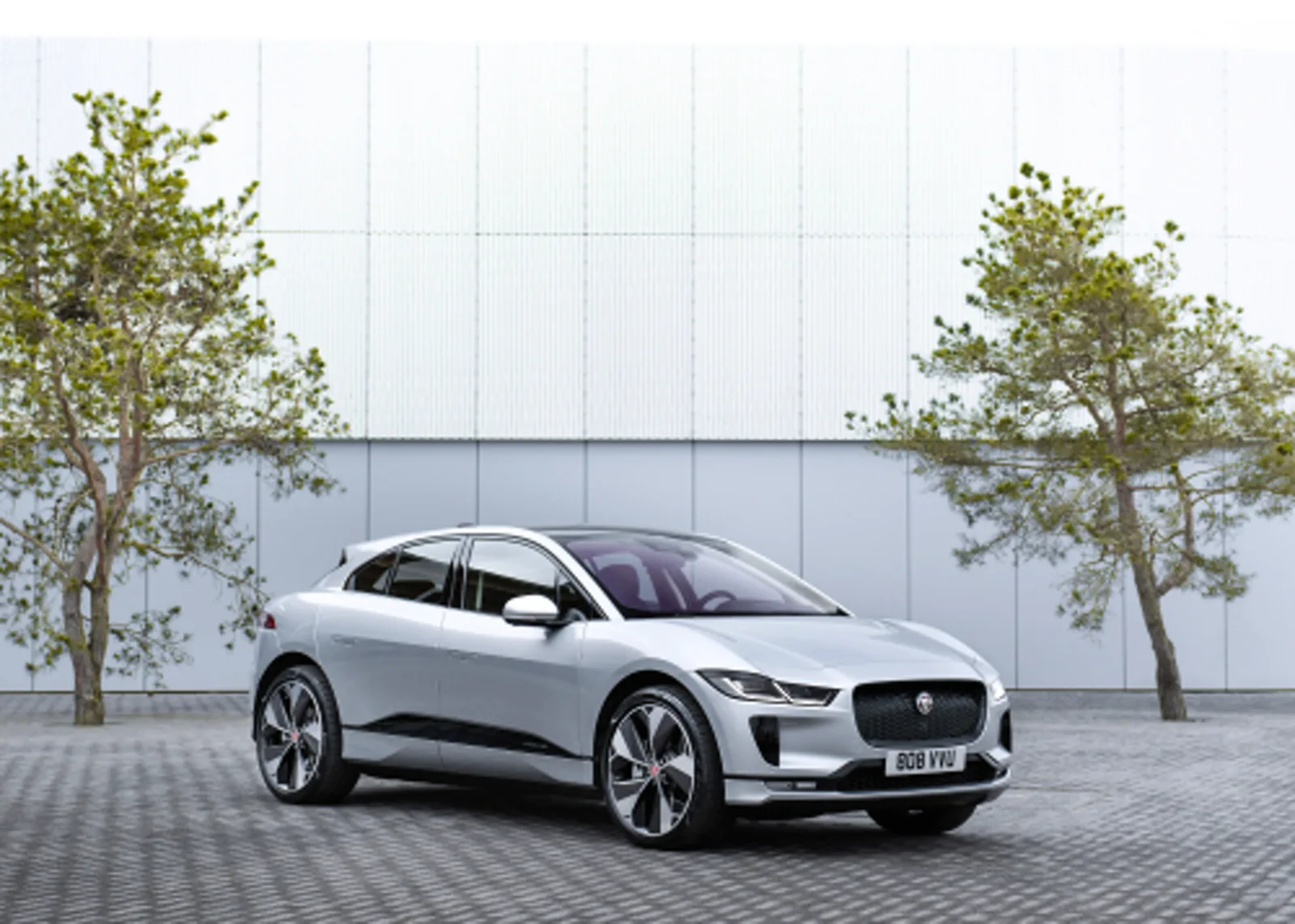 Jaguar I-Pace EV400, SUV eléctrico británico en vista frontal