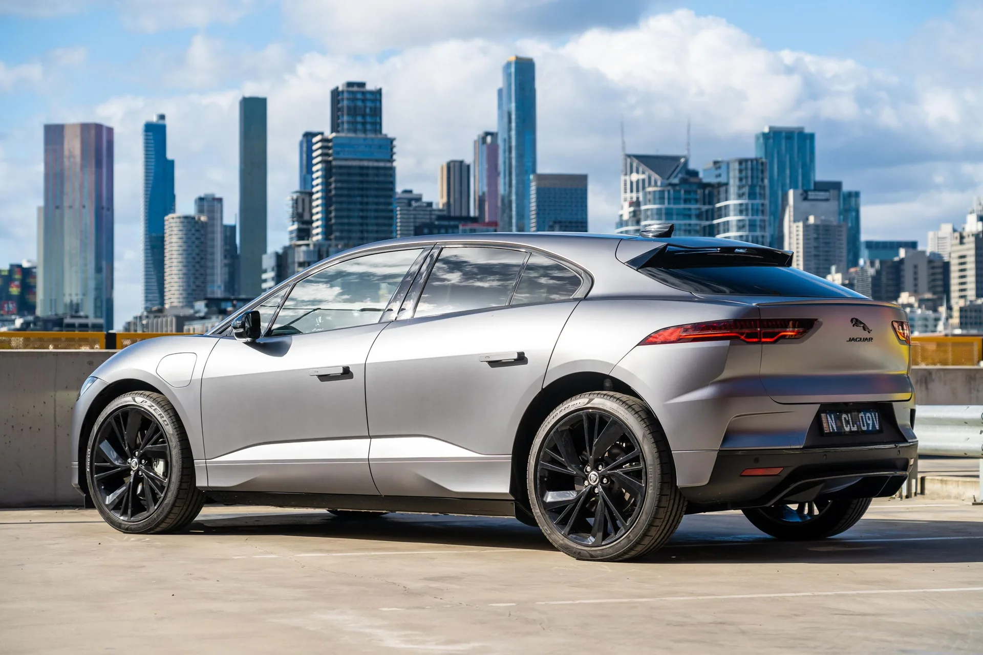 Interior del Jaguar I-Pace con triple pantalla