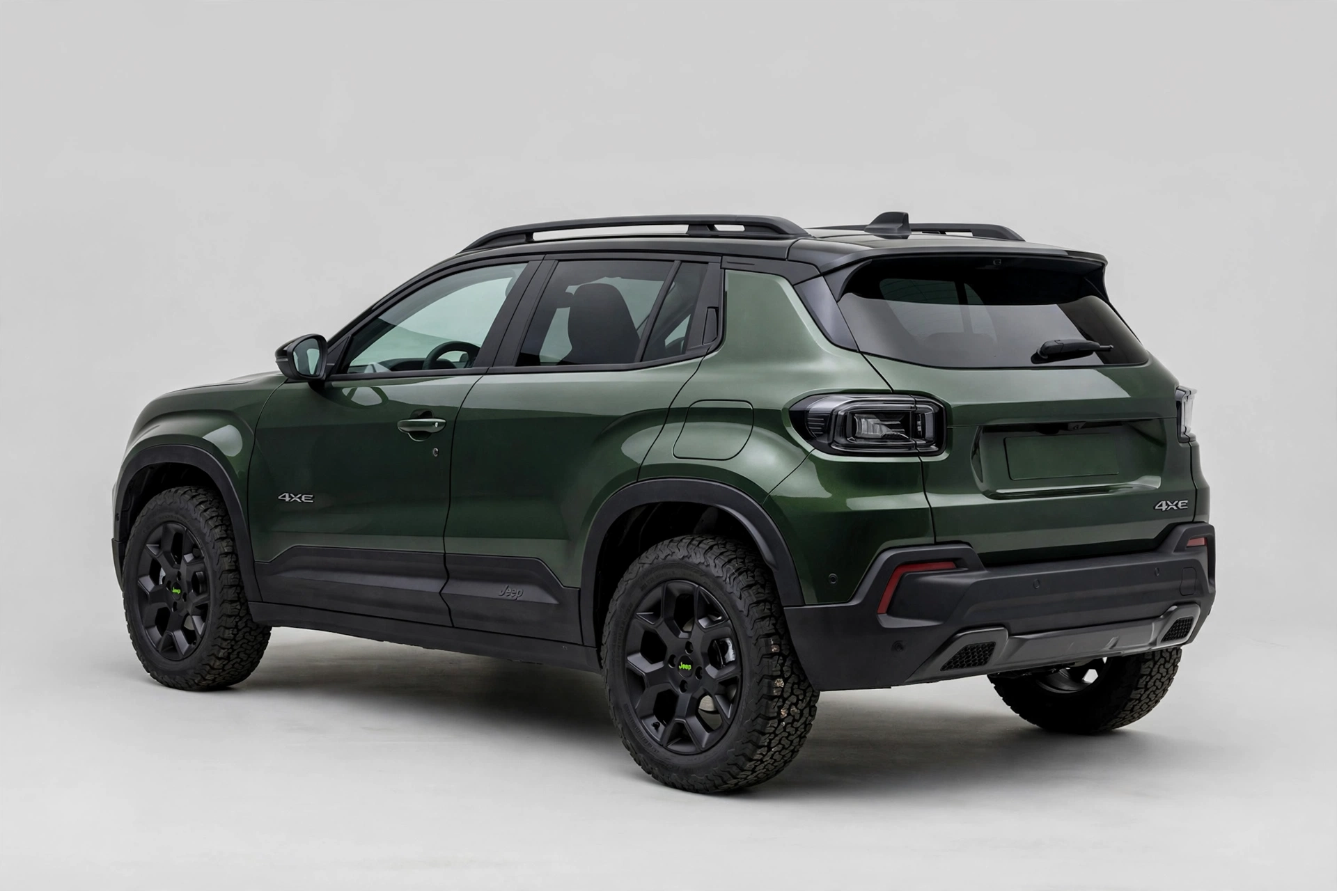 Jeep Avenger 4xe 145, vista tres cuartos trasera