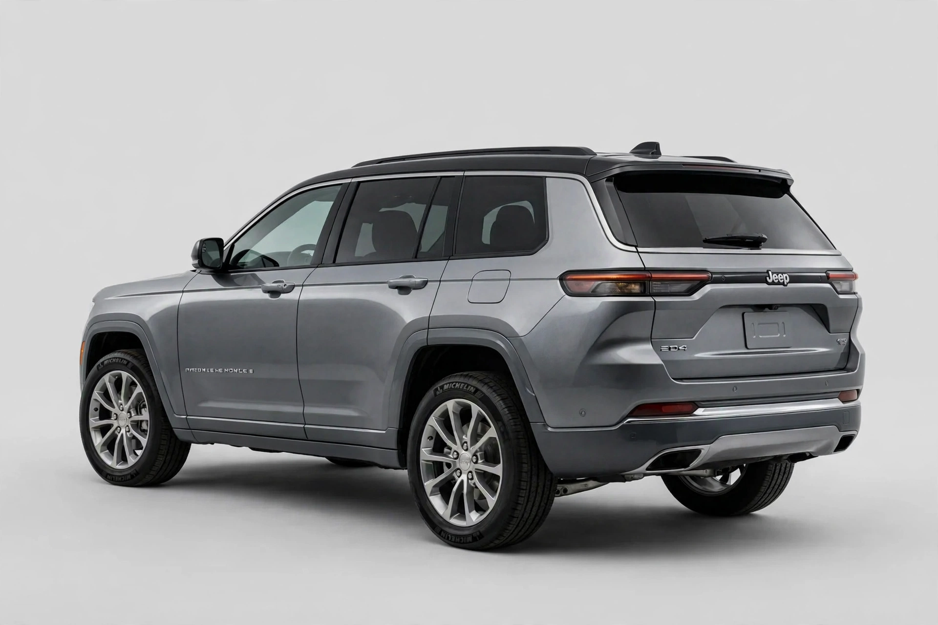 Jeep Grand Cherokee 4xe negro, vista tres cuartos trasera