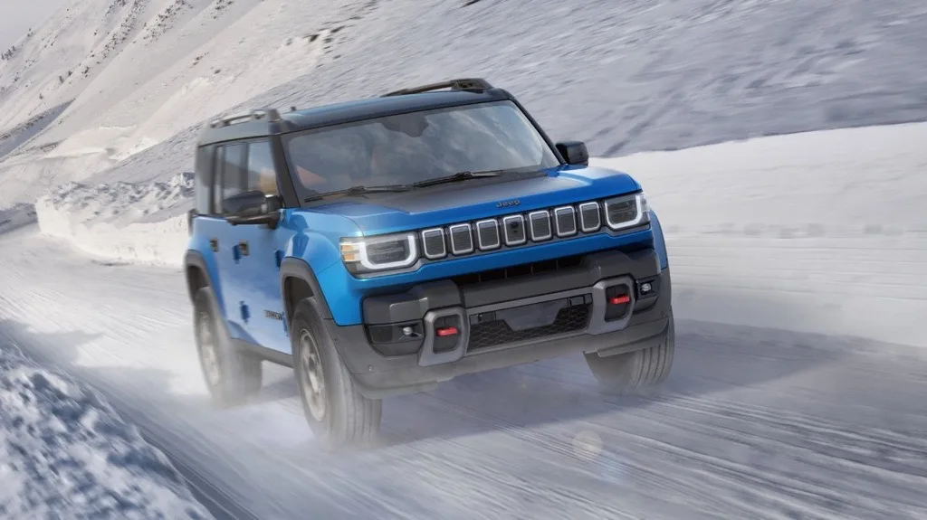Jeep Recon verde oliva en una pista de tierra