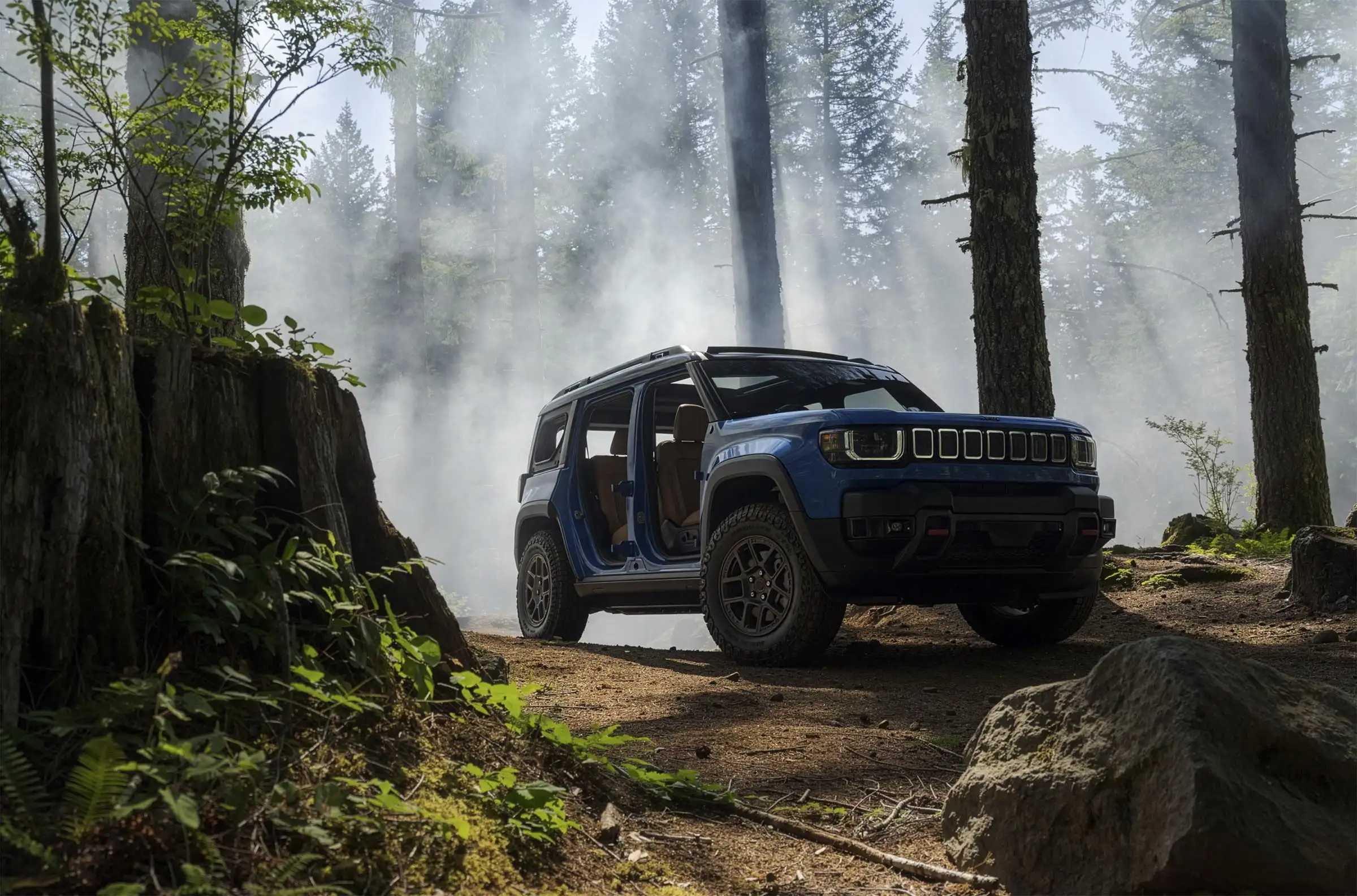 Jeep Recon verde lima trepando entre rocas