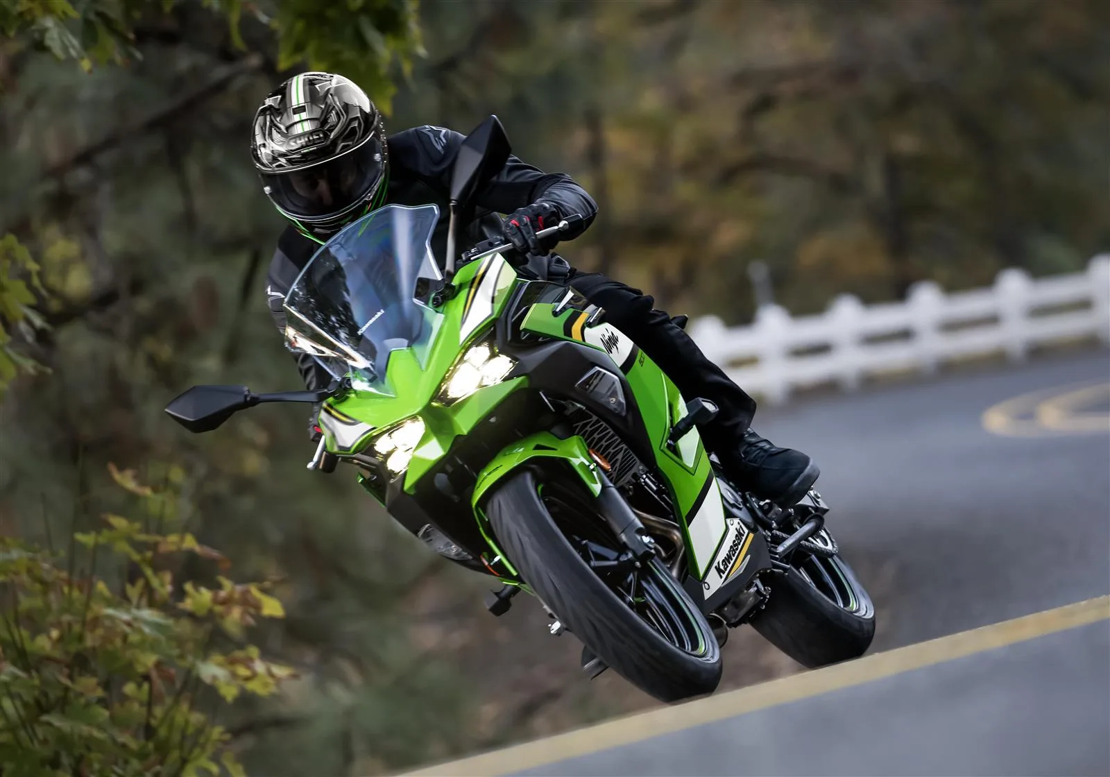 Detalle de la pantalla TFT de la Kawasaki Ninja 500 SE 2025