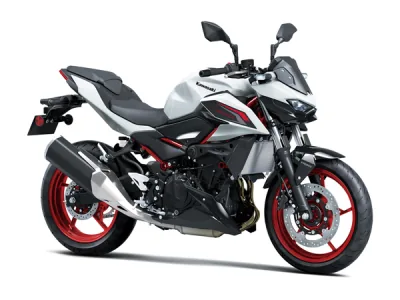 Kawasaki Z500 2025, vista lateral (concesionario)