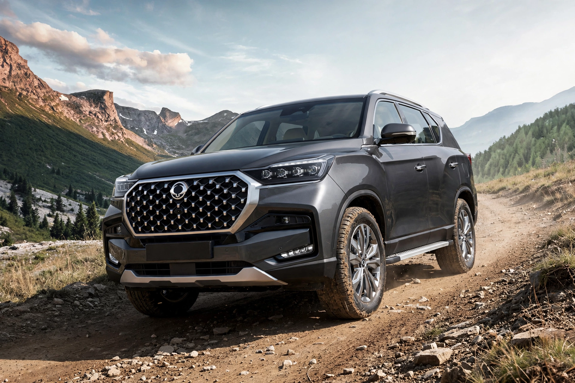 KGM Rexton gris en pista de tierra de montaña