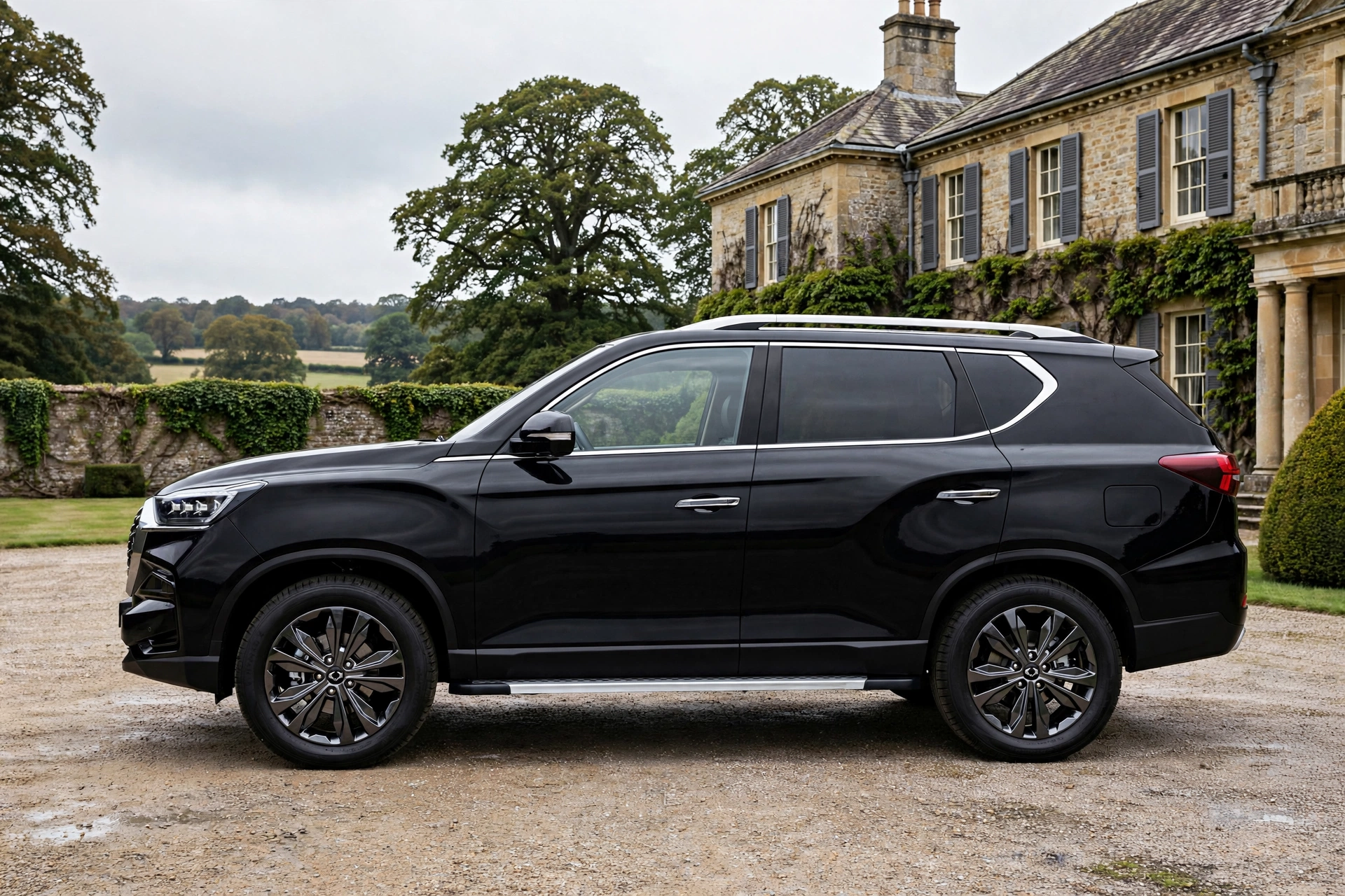 KGM Rexton negro perfil con estriberas