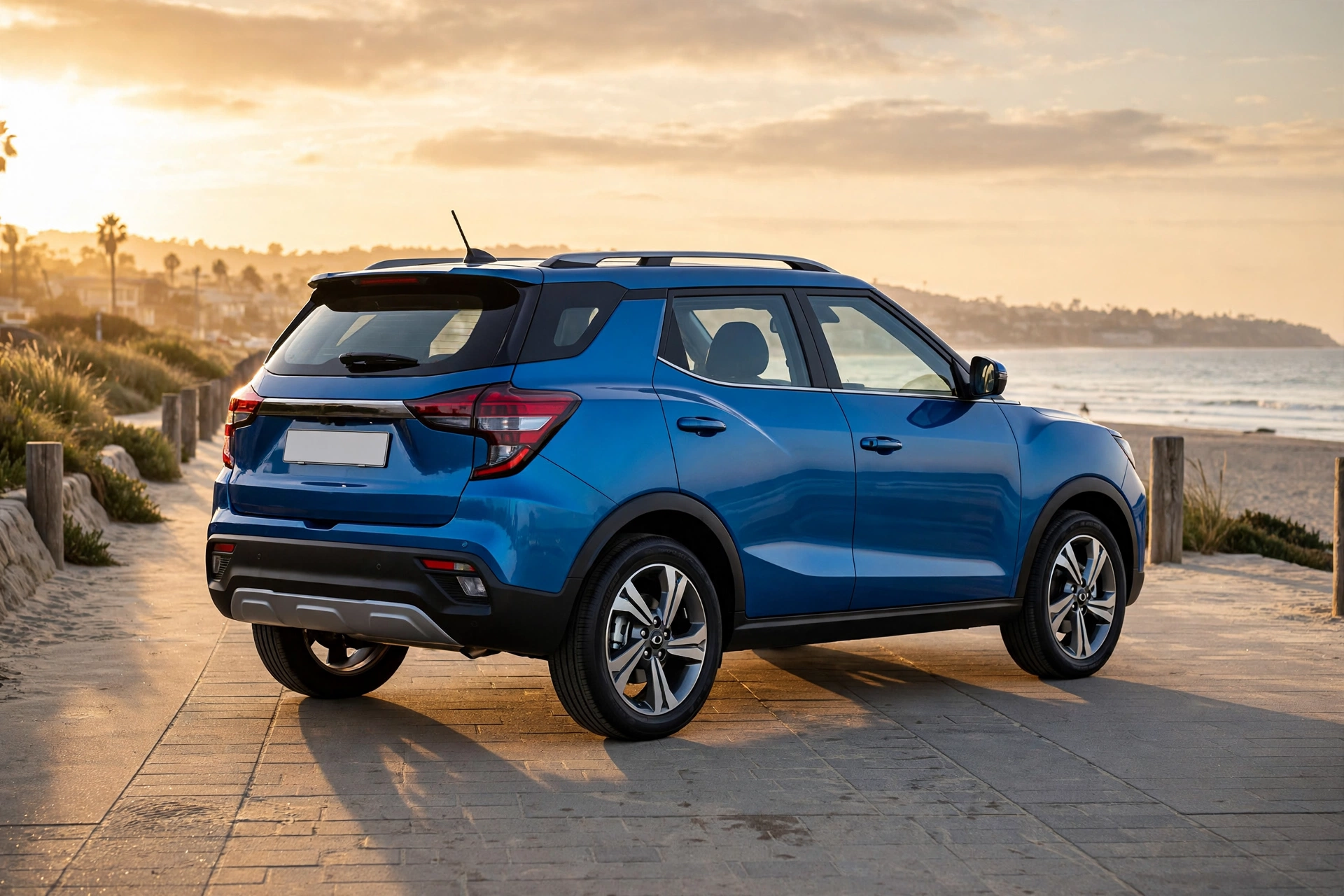 KGM Tivoli azul, tres cuartos trasero en el paseo marítimo