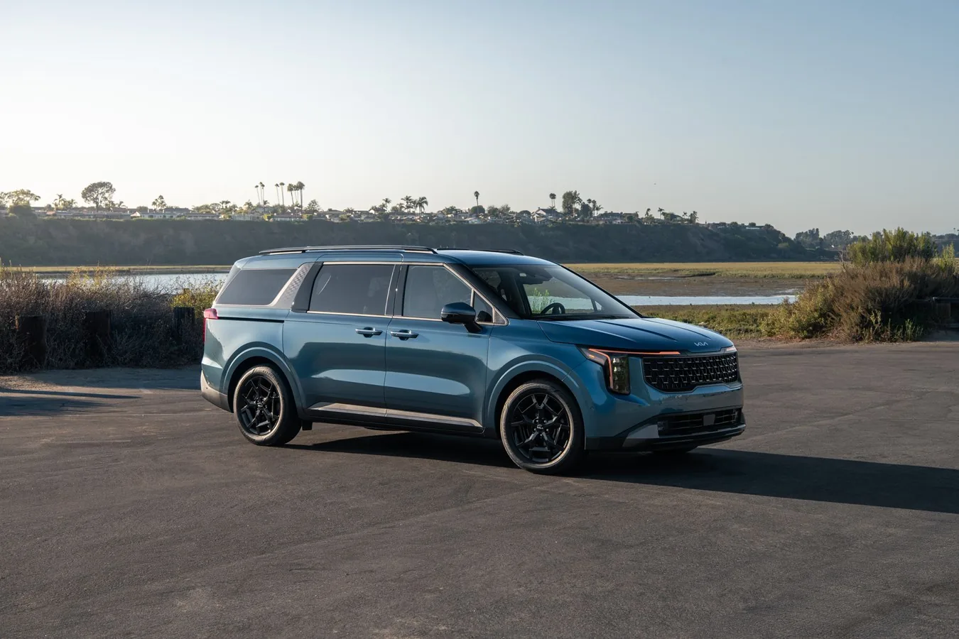 Kia Carnival 2025 — interior/trasera