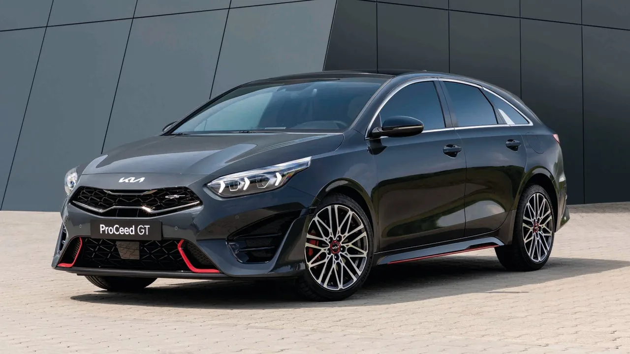 Kia Ceed GT 2025 — interior/trasera