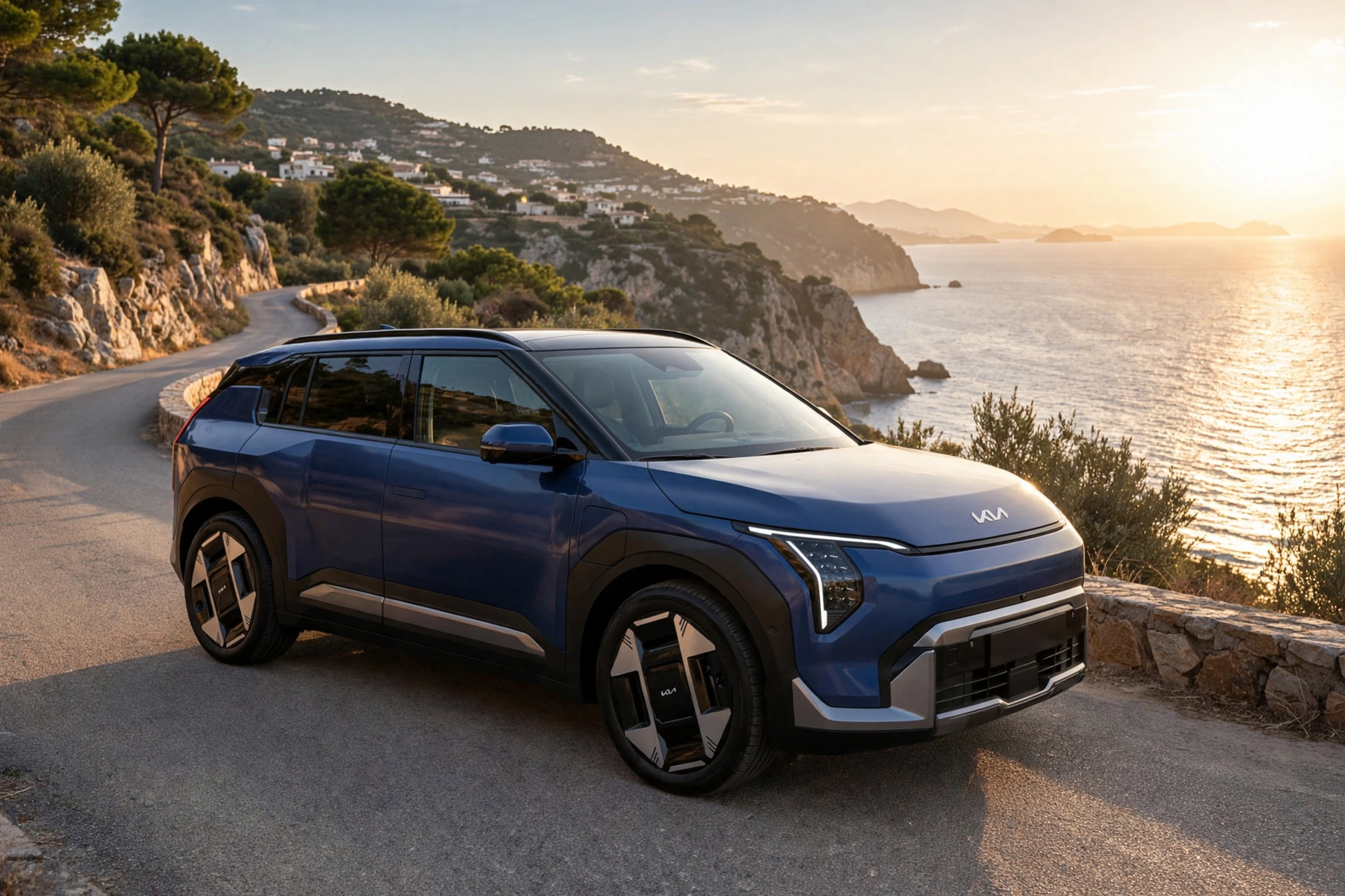 Kia EV3 azul aparcado en una carretera de la costa española al atardecer