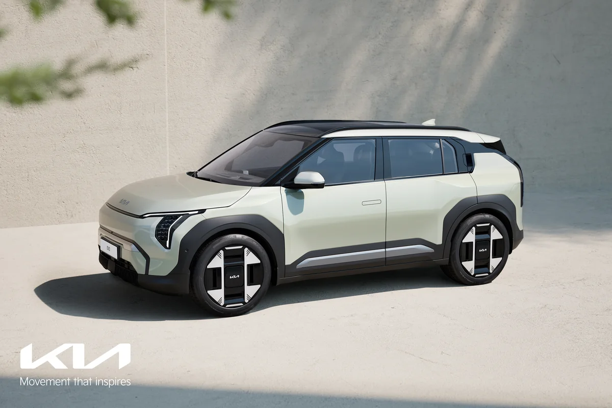 Kia EV3 blanco tres cuartos frontal