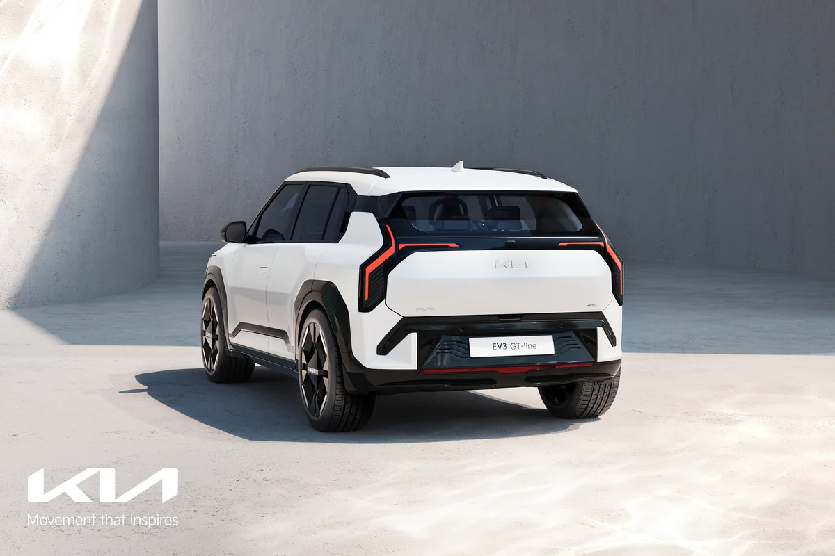 Kia EV3 blanco tres cuartos trasero