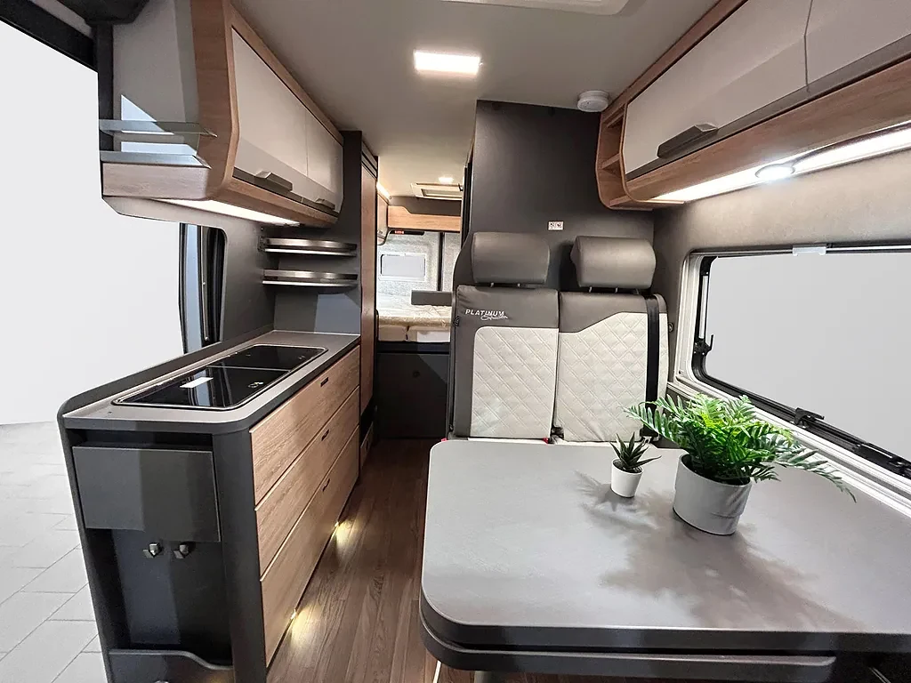 Interior de la Knaus BoxLife 600 MQ, baño con pared giratoria