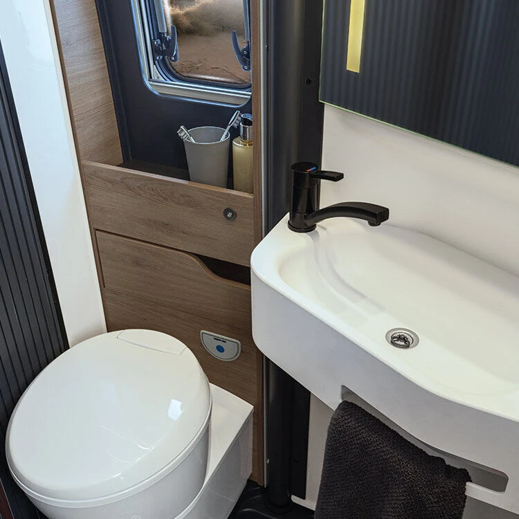 Baño del Knaus BoxLife 600 MQ con pared giratoria (foto oficial Knaus)