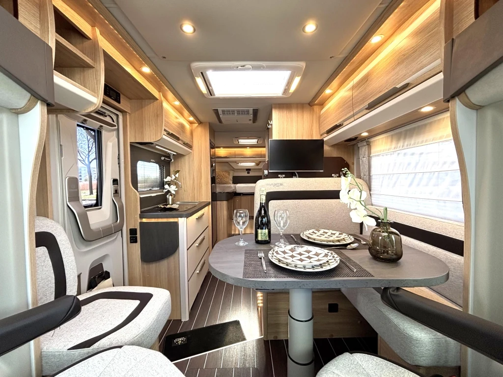Interior del Knaus Sky TI 650 MEG, salón y camas gemelas