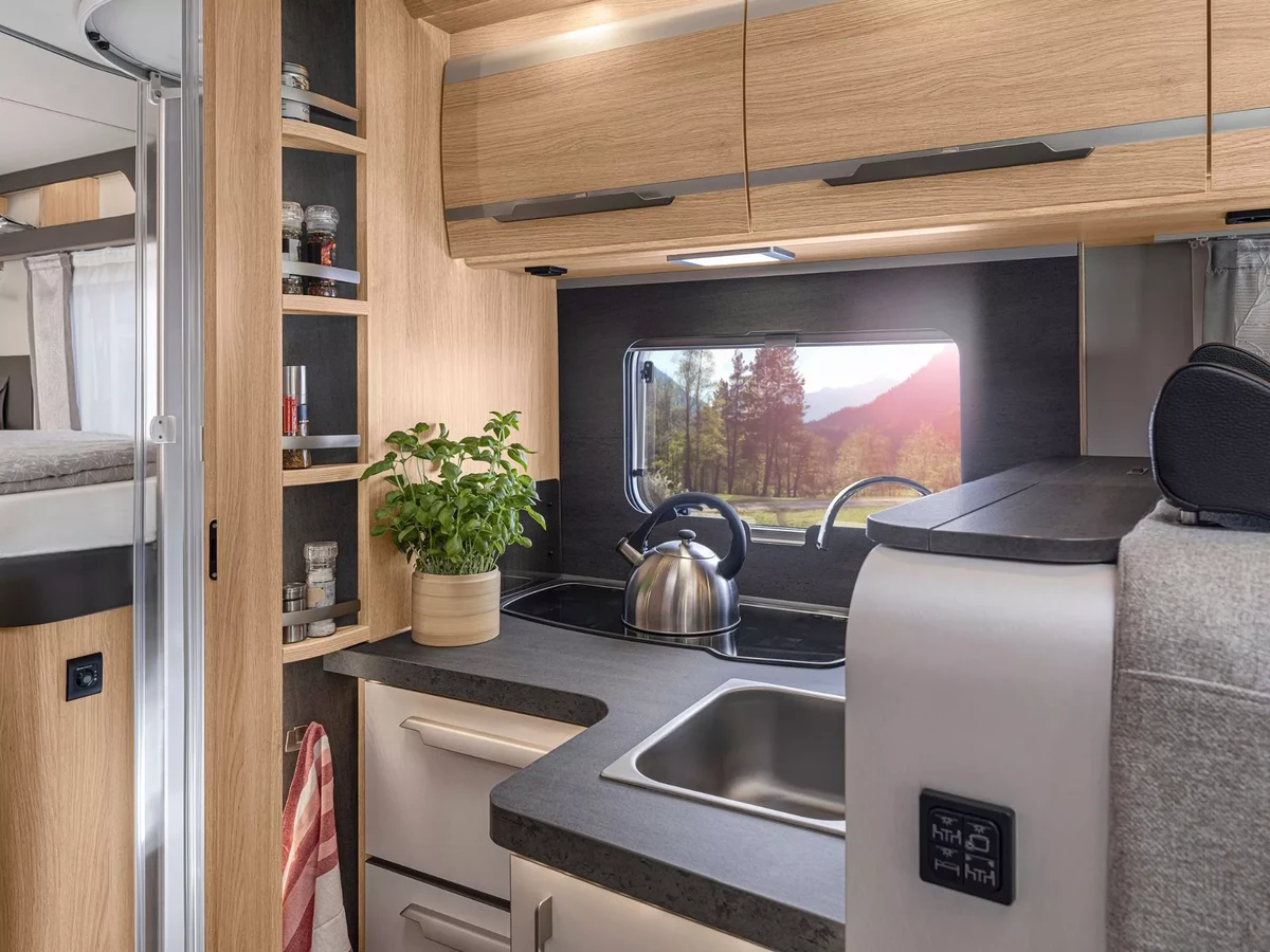 Cocina en L del Knaus Sky TI IC-Line (foto oficial de prensa Knaus)