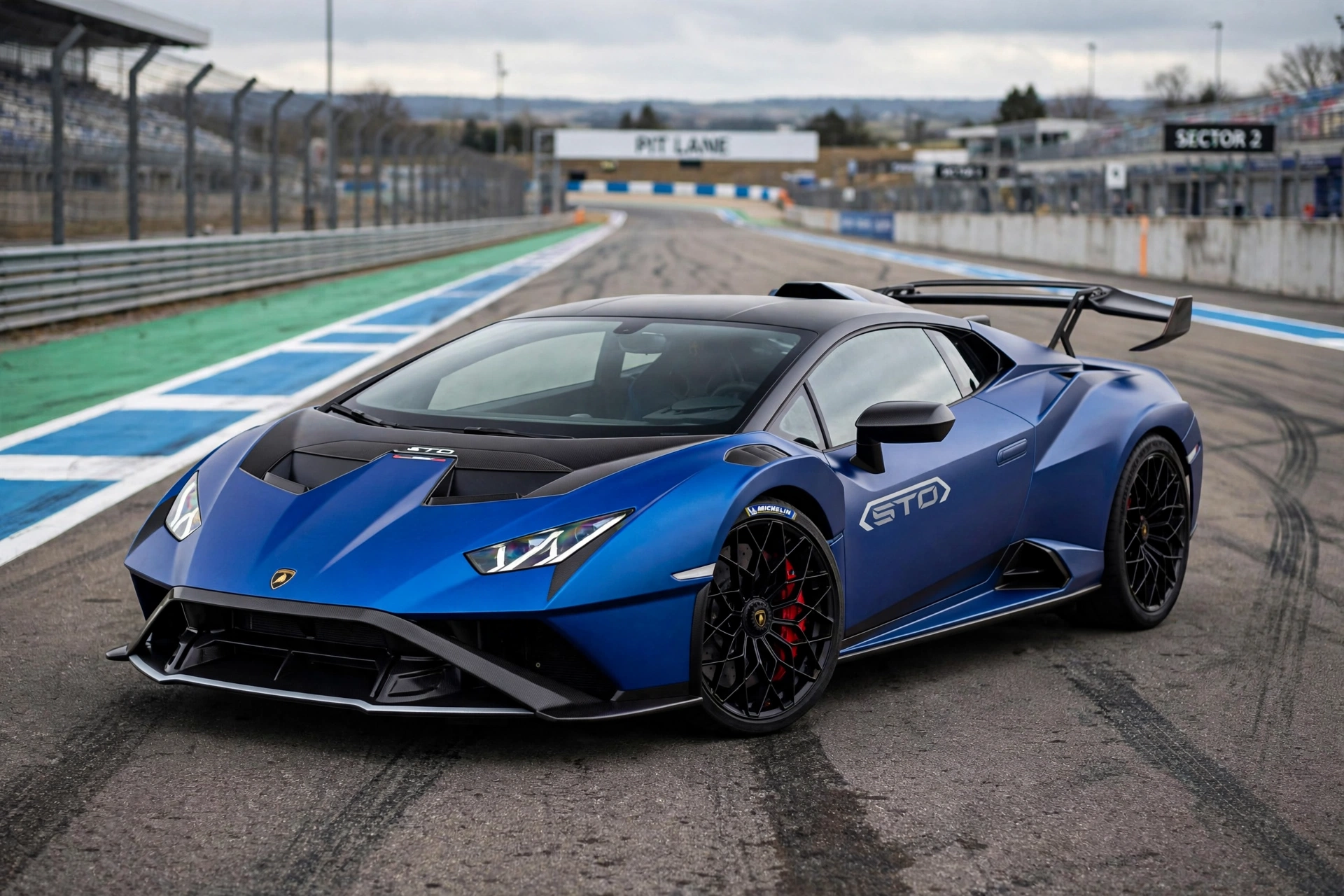 Lamborghini Huracán STO azul en circuito