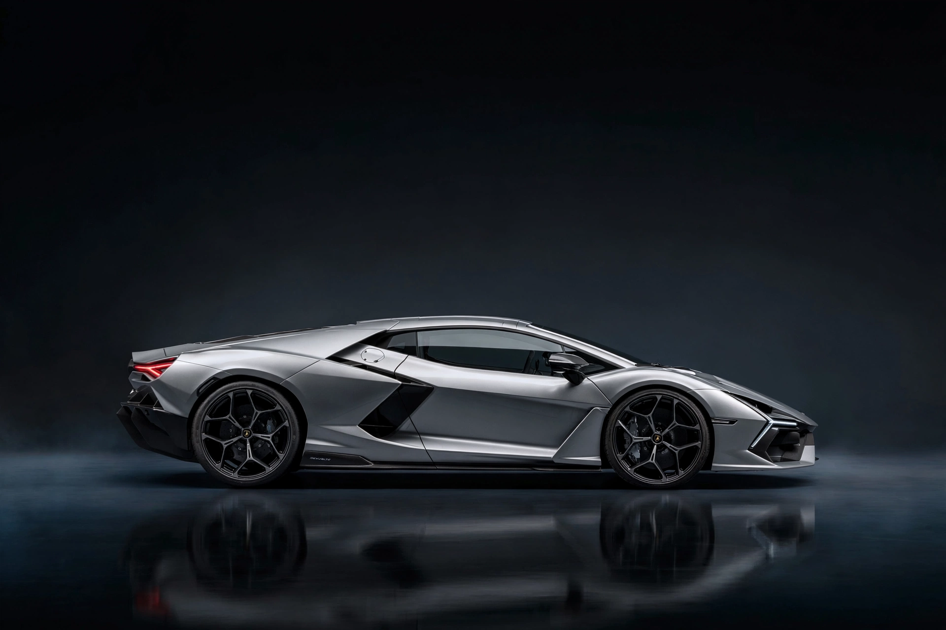Lamborghini Revuelto gris, vista lateral en estudio