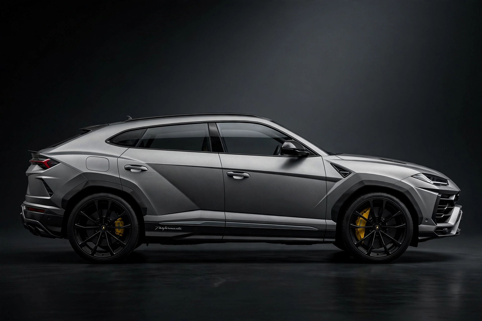 Lamborghini Urus Performante gris mate, vista lateral en estudio