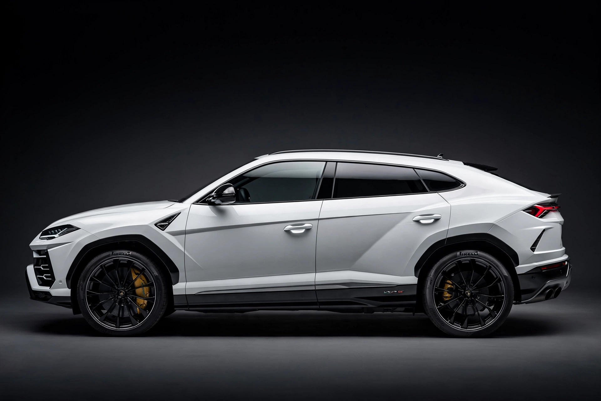 Lamborghini Urus SE blanco, vista lateral en estudio