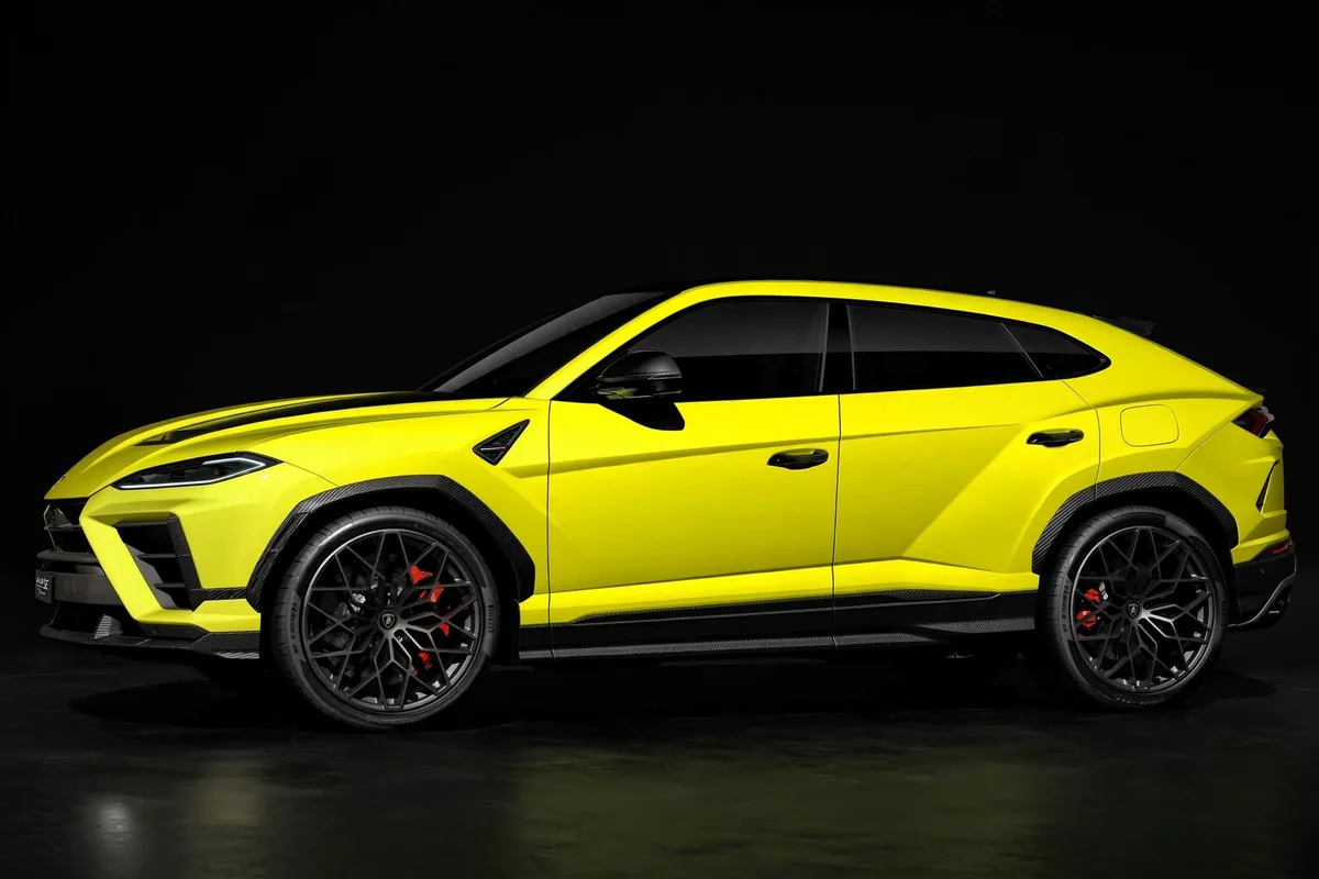 Lamborghini Urus SE Performante, vista lateral en estudio