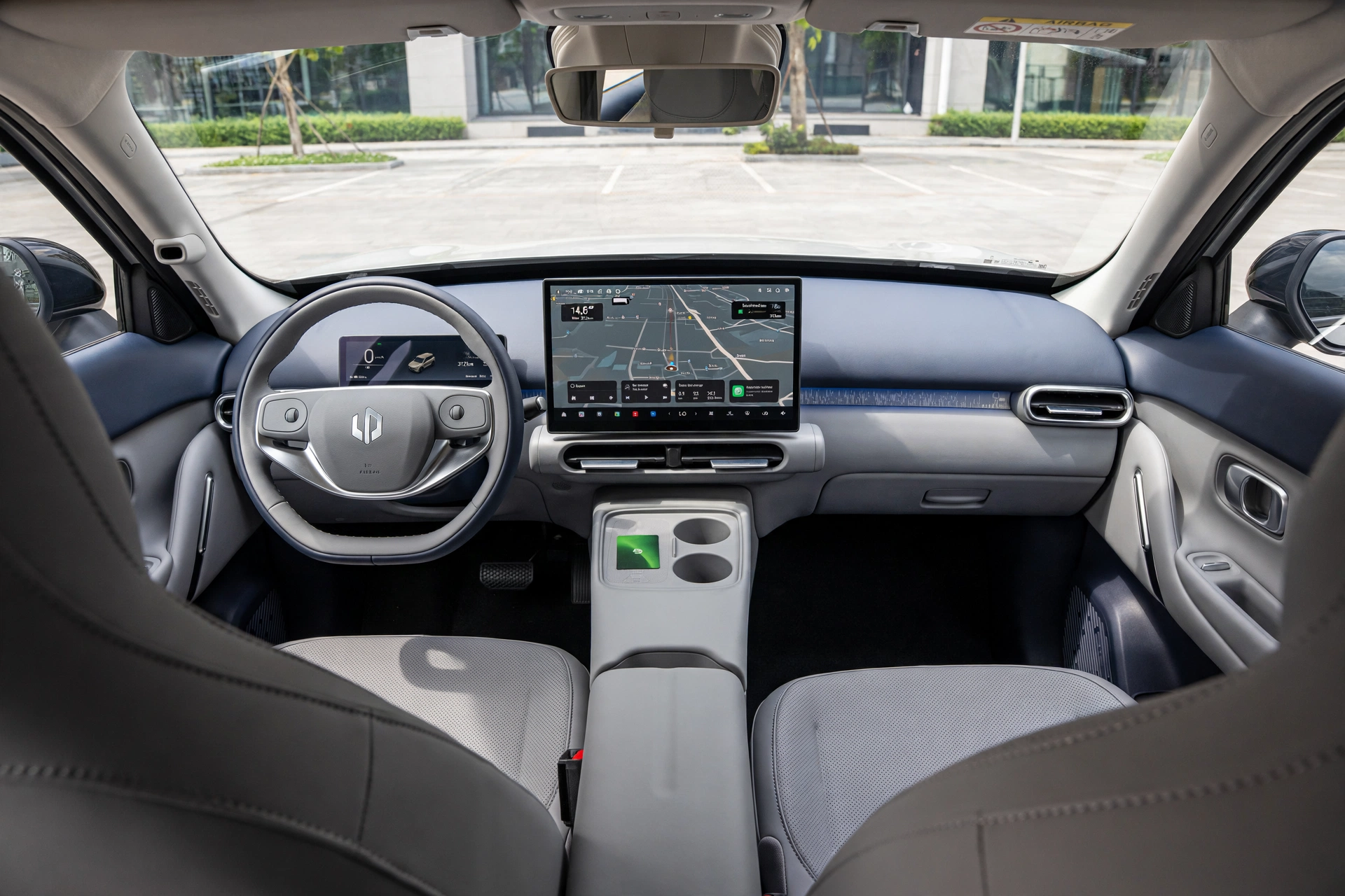 Interior del Leapmotor B03X con pantalla táctil central, imagen editorial