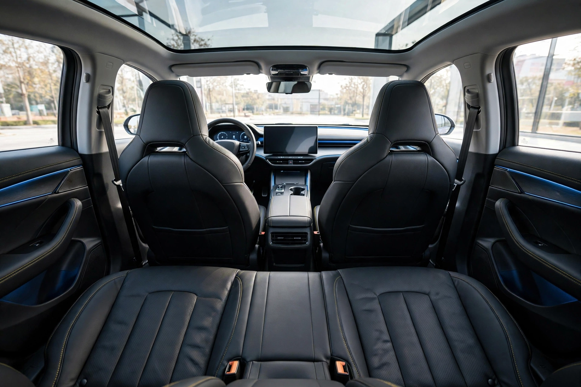 Interior del Leapmotor B05 con techo panorámico