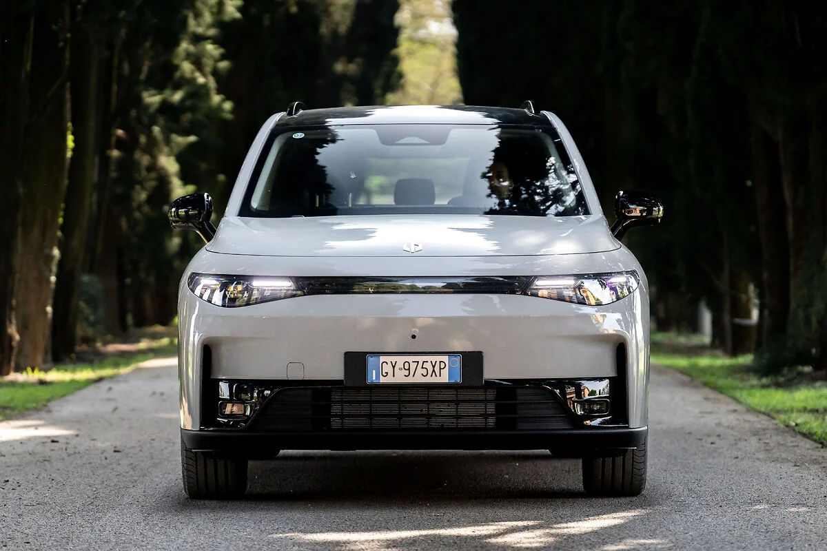 Leapmotor C10 blanco frontal en carretera