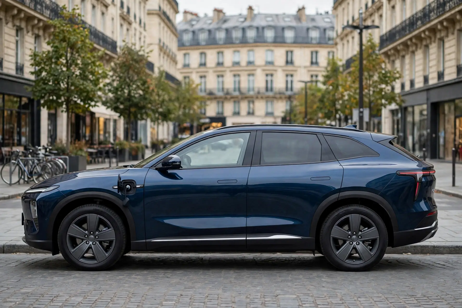 Lepas L6 EV, vista lateral en calle europea